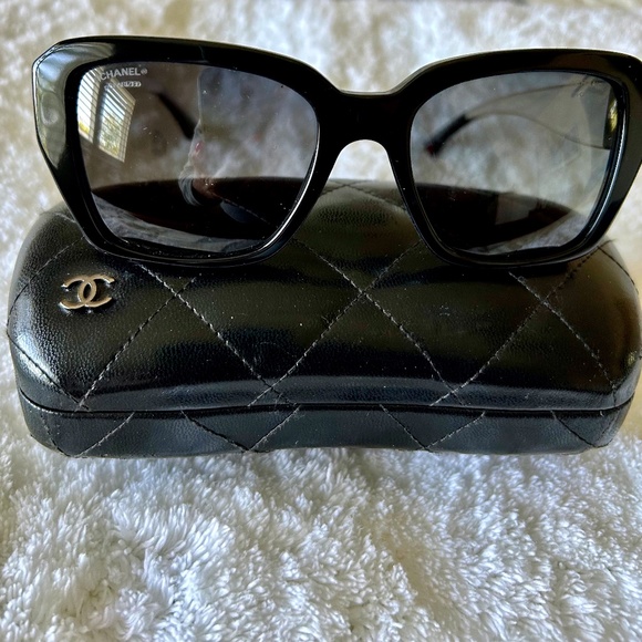 Gorgeous CHANEL Sunglasses - Picture 1 of 8